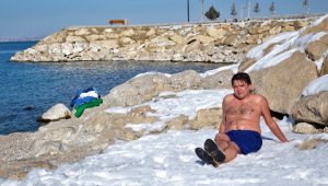 Doktor, kar üstünde güneşlendi!