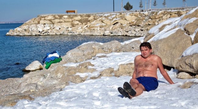 Doktor, kar üstünde güneşlendi!