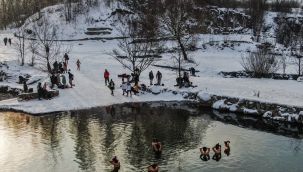 Dondurucu soğukta suya girdiler