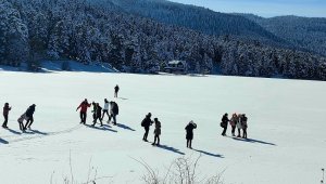 Donmuş göl üzerinde tehlikeli anlar