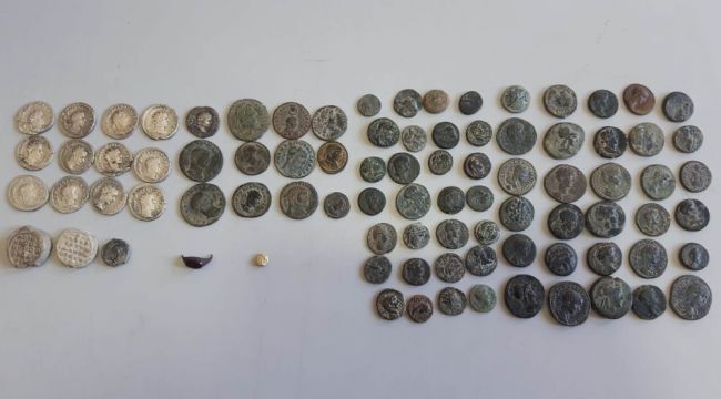 Durdurulan otomobilden 87 parça tarihi eser çıktı