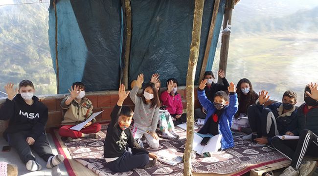 EBA için 2 km'lik tepeye tırmanıyorlar