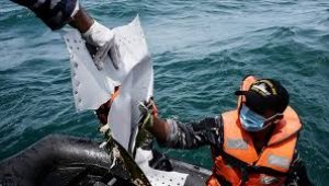 Endonezya'da düşen uçağın enkaz arama çalışmaları durduruldu