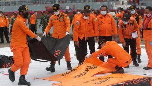 Endonezya'da düşen yolcu uçağındaki yolcuların ceset parçaları çıkarılıyor