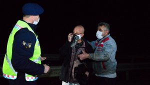 Eşi otomobilde sıkışan sürücü olay yerinde şoka girdi