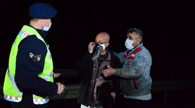 Eşi otomobilde sıkışan sürücü olay yerinde şoka girdi