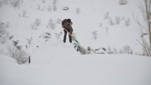 Ev ve araçlar kar altında kayboldu