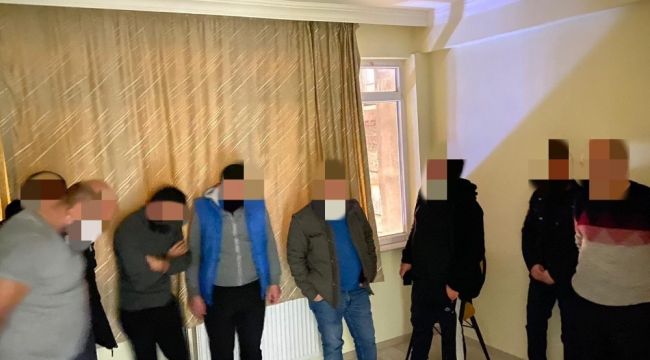 Evi kumarhaneye çevirseler de polisten kaçamadılar
