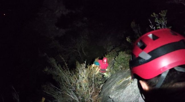 Fethiye'de çıktığı kayalıkta mahsur kalan turisti JAK ve AKUT kurtardı