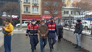 Firari tutuklu çaldığı trafik levhalarıyla birlikte yakalandı