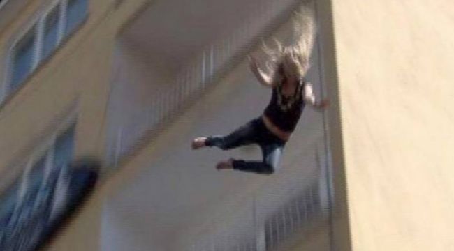 Genç kadın 4. kattan 3'üncü katın balkonuna düştü