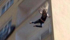 Genç kadın 4. kattan 3'üncü katın balkonuna düştü