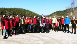 Gönüllüler sokak hayvanları için sahada