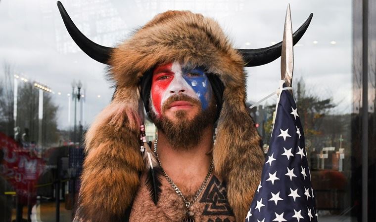 Herkes bu 'boynuzlu adam'ı merak ediyordu