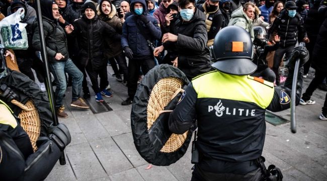 Hollanda'da Covid-19 kısıtlamaları karşıtı protesto: 30 gözaltı