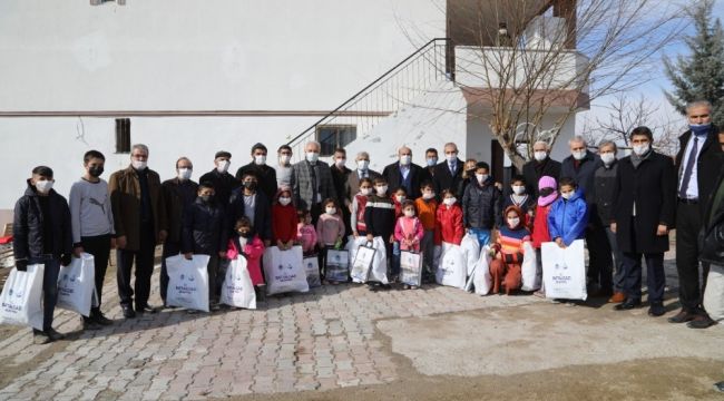 İhtiyaç sahibi çocukların yüzü güldü