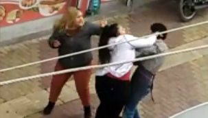 İki kız kardeş bir erkeği sokak ortasında dövdü
