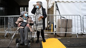 İngiltere'de son 24 saatte Covid-19'a bağlı bin 239 can kaybı