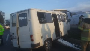 İşçi servis otobüsü ile yolcu minibüsü çarpıştı: 4 yaralı