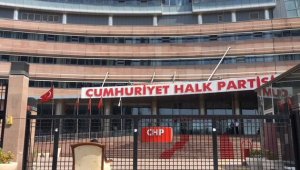 İSPARK'tan çıkartılan işçiden CHP Genel Merkezi önünde eylem