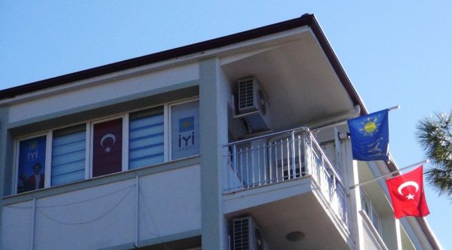 İyi Parti yönetimi düştü, binanın kilidi değiştirildi