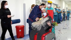 İyileşen eşinin geçtiği koridora gül yaprakları döktü