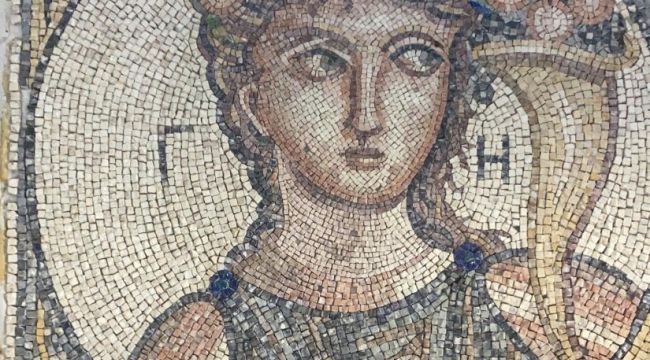 İzmir'de 2 bin yıllık mozaik ele geçirildi