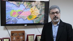 İzmir'de deprem fırtınası yaşanıyor