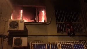 İzmir'de ev yangınında mahsur kalan anne ve kızı kurtarıldı