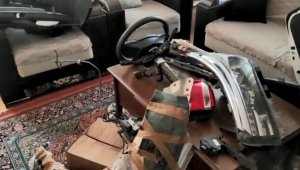 İzmir'de ilginç olay: Çalıntı aracın parçalarını salonda saklamış