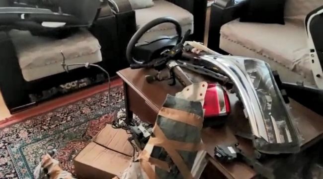 İzmir'de ilginç olay: Çalıntı aracın parçalarını salonda saklamış