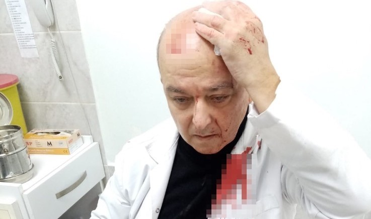 İzmir'de maske uyarısı yapan doktorun kafasını yardı