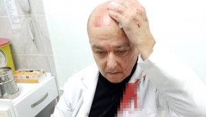 İzmir'de maske uyarısı yapan doktorun kafasını yardı