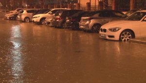 İzmir'de sağanak ve fırtınanın etkisi yoğun bir şekilde hissedildi