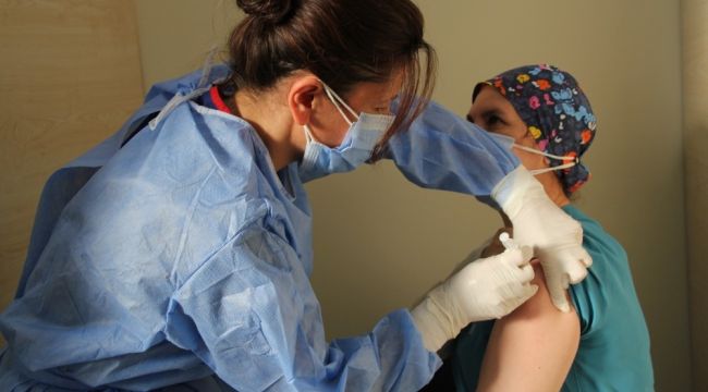 İzmir'de sağlık çalışanları ilk aşıyı oldu