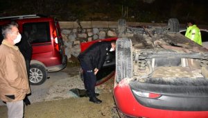 İzmir'de takla atan araç sokaktaki arabaların üzerine uçtu