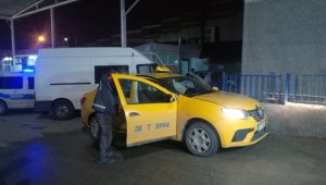 İzmir'de taksi şoförünü bıçaklayıp aracını kaçırdılar