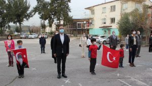 İzmir'de tebessüm ettiren İstiklal Marşı töreni