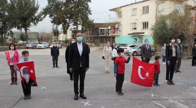 İzmir'de tebessüm ettiren İstiklal Marşı töreni