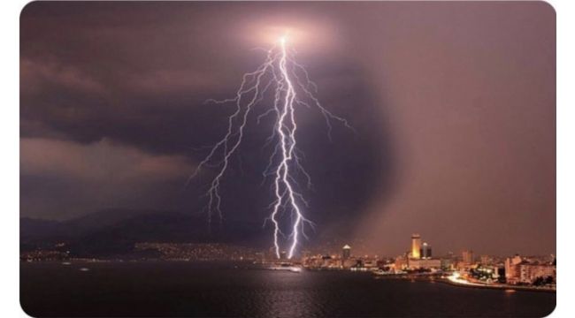 İzmir'de yıldırımlar geceyi aydınlattı