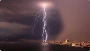İzmir'de yıldırımlar geceyi aydınlattı