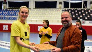 Kadın hentbolculara baklava dopingi