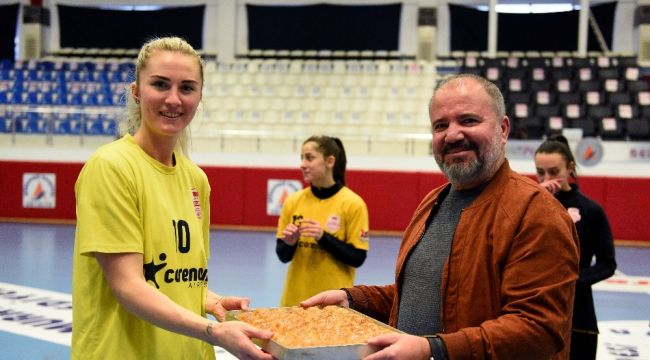 Kadın hentbolculara baklava dopingi