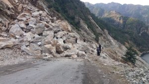 Kahramanmaraş'ta heyelan 9 mahallenin yolunu kapattı