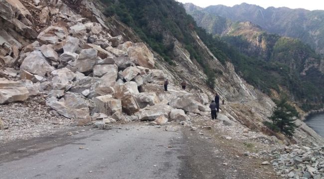 Kahramanmaraş'ta heyelan 9 mahallenin yolunu kapattı