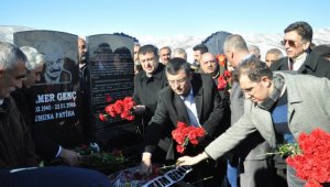 Kamer Genç mezarı başında anıldı