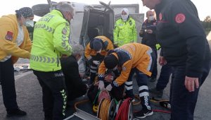 Kamyonet emniyet şeridindeki minibüse çarptı: 3 yaralı