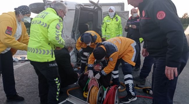 Kamyonet emniyet şeridindeki minibüse çarptı: 3 yaralı