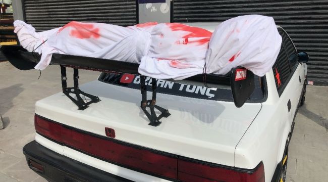 Kanlı ve kefenli araç polisi alarma geçirdi