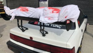 Kanlı ve kefenli araç polisi alarma geçirdi